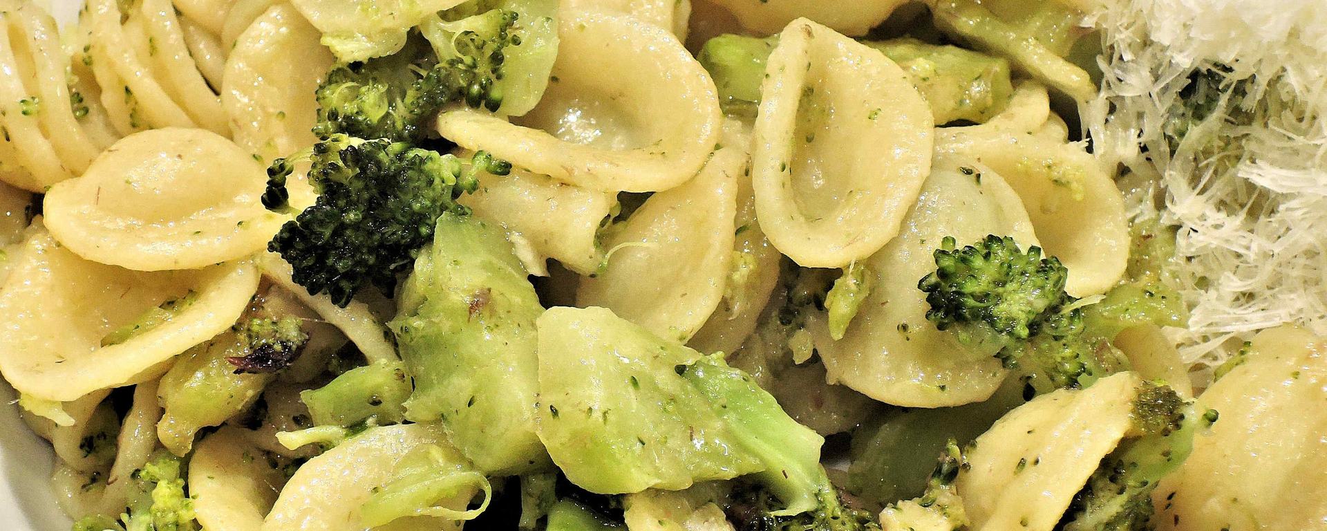 Creamy chicken broccoli pesto pasta