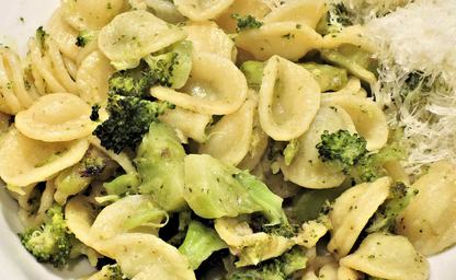 Creamy chicken broccoli pesto pasta